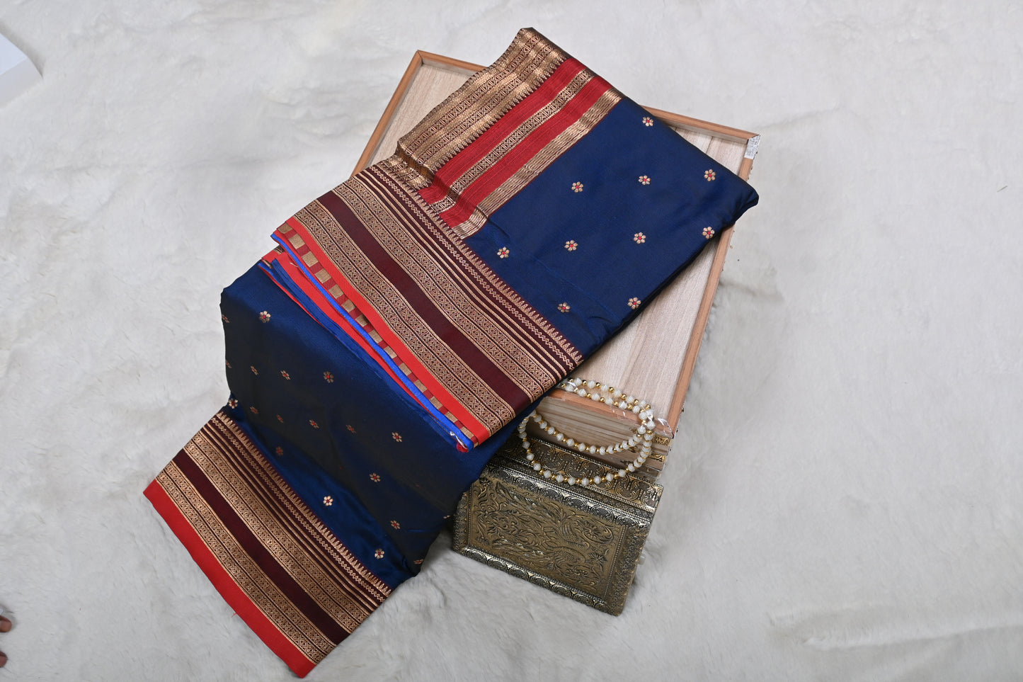 Narayan Peth Kathpadar Saree in Velvet Silk with Zari Work | Contrast Blouse For Tradition & Festival Wear